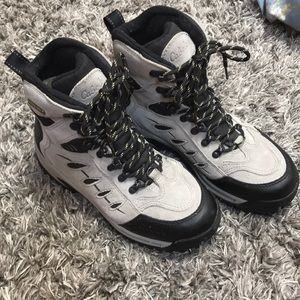 Cabela’s snow/trail boots